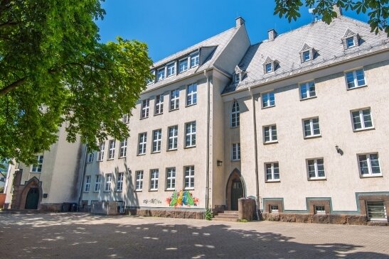 Monopoly in Thalheim - Plötzlich wieder interessant: das ehemalige Gymnasium, in dem seit zwei Jahren die Montessori-Schule untergebracht ist. Erst hatte sich die Stadt gegen den Kauf entschieden. Jetzt hat sie ein neues Angebot abgegeben.