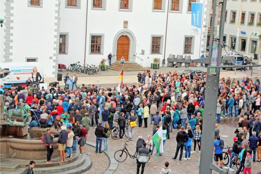 Montag in Freiberg: Deutlich mehr Demonstranten unterwegs - Rund 800 Teilnehmer zählte nach Polizeiangaben eine Demonstration am Montagabend auf dem Freiberger Obermarkt. 