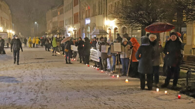 Montagabend in Freiberg: Aktionen, Protest, Gespräche - Auf der Petersstraße demonstrierten vor allem Physiotherapeuten und Pflegekräfte gegen eine Impfpflicht für ihre Berufsgruppen. 