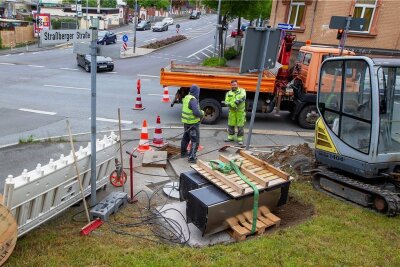 Montage des neuen Rotlichtblitzers in Plauen hat begonnen - Der in Plauen vorerst letzte neue Rotlichtblitzer wird in Kürze an der Kreuzung Straßberger Straße/Trockentalstraße in Betrieb gehen. 