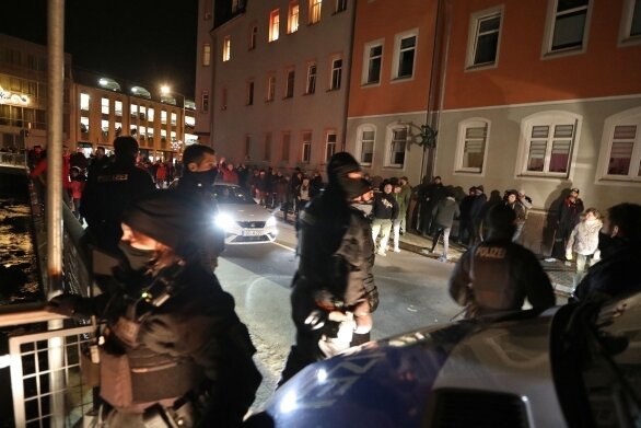 "Montags-Spaziergänge": AfD springt auf Zug auf - Bei Protesten gegen die Corona-Maßnahmen am Montag in Lichtenstein gab es 14 verletzte Polizisten.