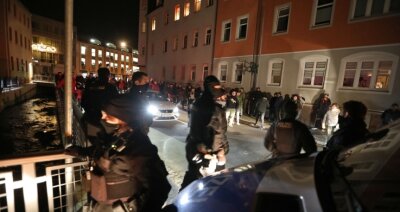 "Montags-Spaziergänge": AfD springt auf Zug auf - Bei Protesten gegen die Corona-Maßnahmen am Montag in Lichtenstein gab es 14 verletzte Polizisten.