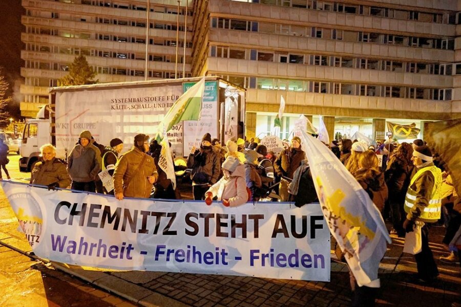 Montagsprotest: 800 Menschen ziehen durch die Chemnitzer Innenstadt - Seit einigen Wochen treffen sich die Demonstranten neben dem Karl-Marx-Monument. Von dort laufen die Teilnehmer über den Innenstadtring. Am Ausgangspunkt findet eine Abschlusskundgebung statt.