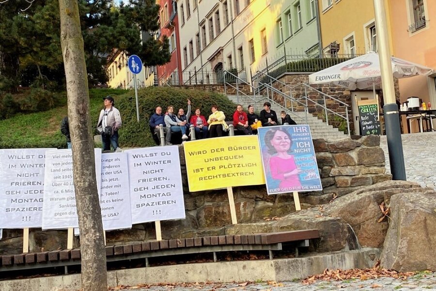 Montagsproteste im Landkreis Zwickau bleiben auf Niveau der Vorwoche - Kundgebungsteilnehmer protestieren in Hohenstein-Ernstthal.