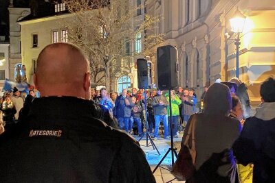 Montagsproteste in Zwickau: Redner fordert Nationalstolz ein - Montagsprotest in Zwickau: Ein Zuschauer trägt eine Jacke mit Aufschrift "Kategorie C". So heißt eine rechtsextreme Band aus Bremen, die sich nach der polizeilichen Bezeichnung für gewaltsuchende Sportfans benannt hat.