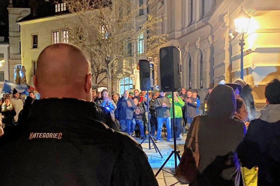 Montagsproteste in Zwickau: Redner fordert Nationalstolz ein - Montagsprotest in Zwickau: Ein Zuschauer trägt eine Jacke mit Aufschrift "Kategorie C". So heißt eine rechtsextreme Band aus Bremen, die sich nach der polizeilichen Bezeichnung für gewaltsuchende Sportfans benannt hat.
