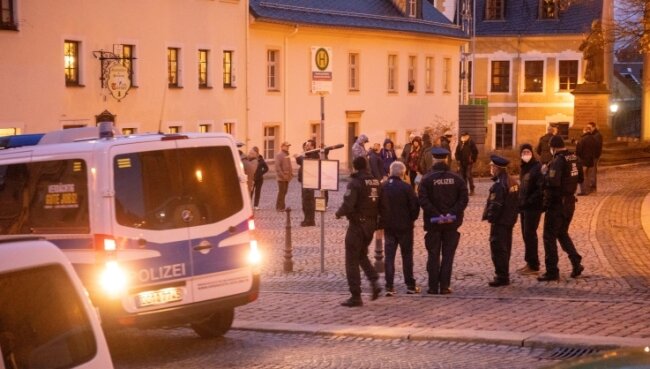 "Montagsspaziergänge": Gewalt gegen Polizisten nimmt massiv zu - So wie hier in Annaberg im November versammeln sich immer wieder Menschen zu "Montagsspaziergängen" in der Region. 
