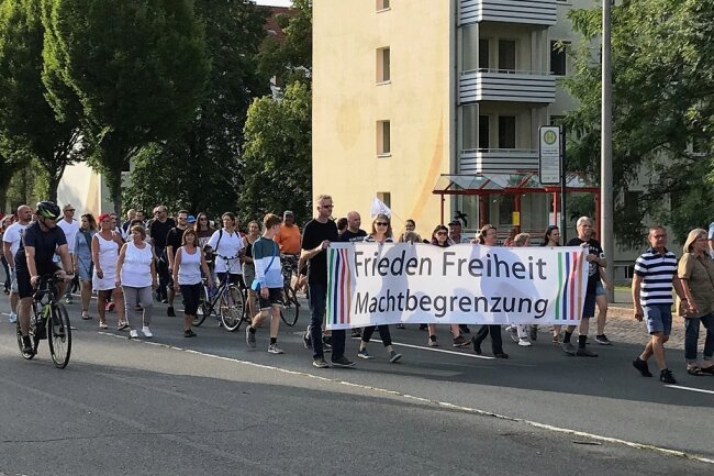 "Montagsspaziergang" am 18. Juli am Freiberger Wasserberg: Wenige hundert Teilnehmer ziehen durch das Wohngebiet. 