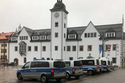 Montagsspaziergang in Freiberg: Polizei zeigt verstärkte Präsenz - Auf dem Obermarkt waren am Montagabend mehrere Polizeifahrzeuge postiert worden.