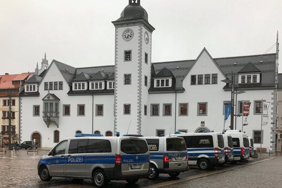 Montagsspaziergang in Freiberg: Polizei zeigt verstärkte Präsenz - Auf dem Obermarkt waren am Montagabend mehrere Polizeifahrzeuge postiert worden.