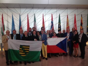 Die deutsche und tschechische Delegation feiern die Aufnahme der Montanregion Erzgebirge ins Welterbe.