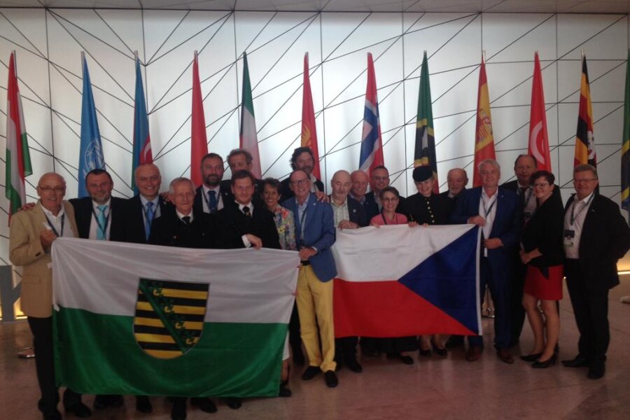 Die deutsche und tschechische Delegation feiern die Aufnahme der Montanregion Erzgebirge ins Welterbe.