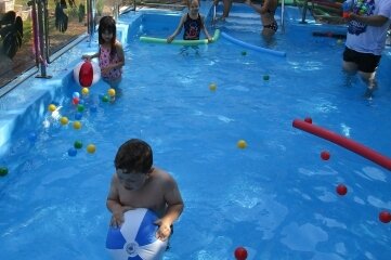 Montessori-Kinderhaus feiert coole Pool-Party - Dank des von der Lebenshilfe sanierten Schwimmbeckens war die Pool-Party möglich. 