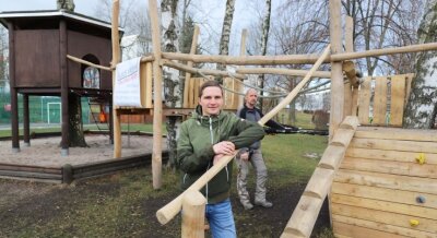 Montessori-Kinderhaus: Hier macht Toben Spaß - Sven Thiele (vorn) und Jens Körlin am Klettergerüst mit Wackelbrücke, welches das ältere Baumhaus mit einbezieht. 