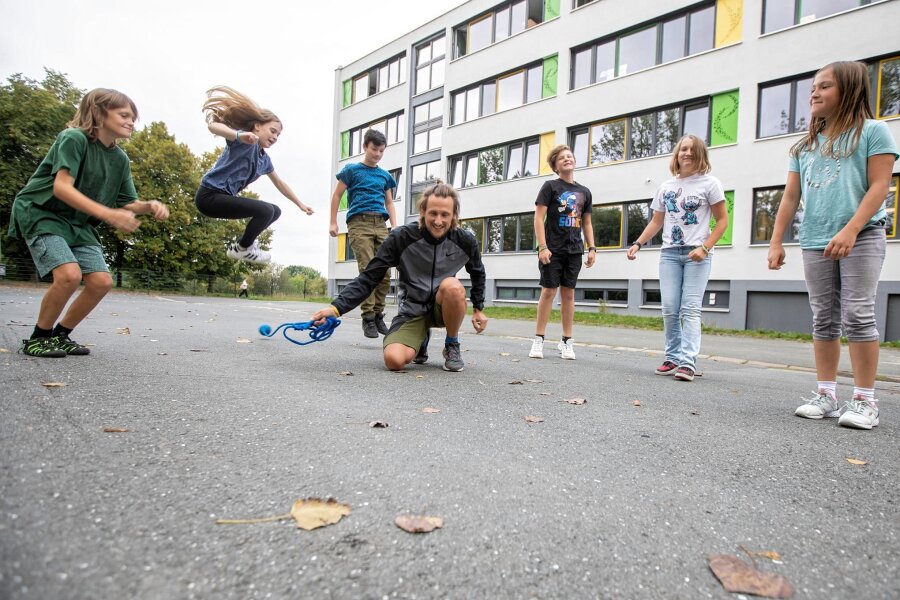 Montessori-Oberschule in Plauen: Hier bewegt sich was - Nicht geht über Bewegung: Sportlehrer André Auerswald (Mitte) und seine Schüler machen’s vor.