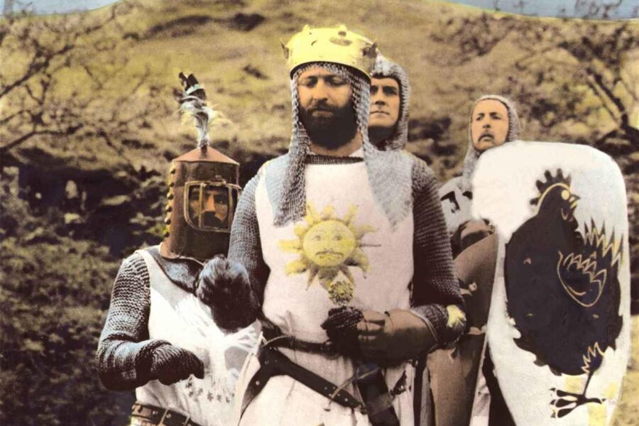 Monty Python lässt grüßen: Warum „Die Ritter der Kokosnuss“ in diesem Sommer den Heiligen Gral im Erzgebirge suchen - Einer der legendären Filme des Sextetts: „Die Ritter der Kokosnuss“ aus dem Jahr 1974. Der Stoff diente 30 Jahre später als Vorlage für das Musical „Spamalot“.