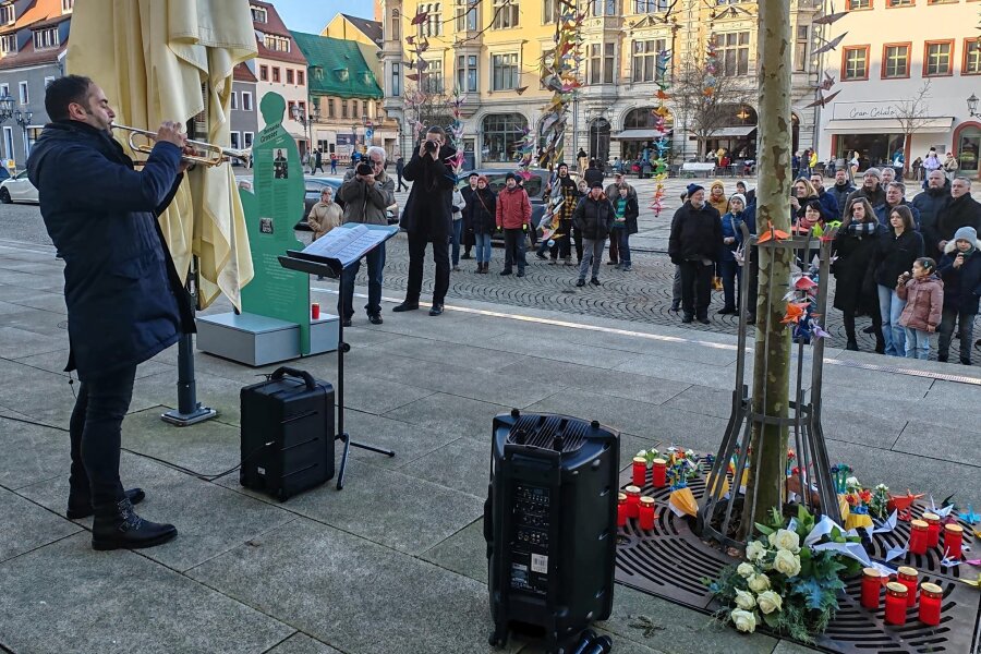 Moorsoldatenlied und Punkrock: Was zum Holocaust-Gedenktag in Zwickau los war - Leo Siberski spielte auf den Rathaustreppen unter anderem das Moorsoldatenlied.