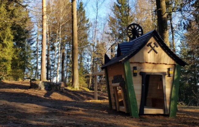 Spielhütte auf der Moosmann-Tour im Stadtpark Schöneck. 
