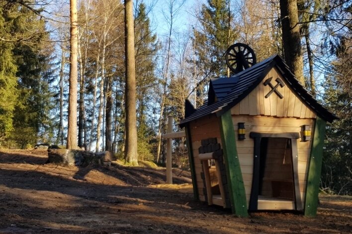 Spielhütte auf der Moosmann-Tour im Stadtpark Schöneck. 
