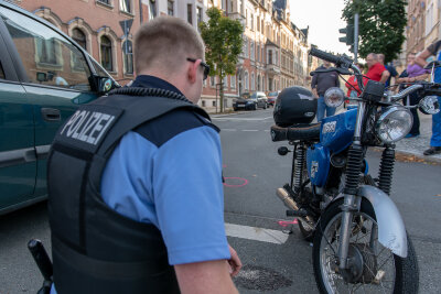 Moped-Fahrerin bei Unfall schwer verletzt - 