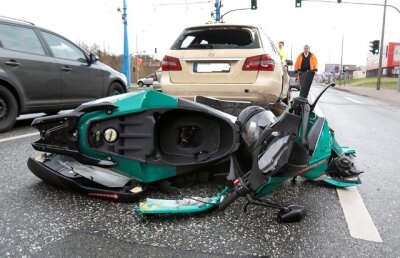 Moped kollidiert mit Taxi - Fahrerin offenbar schwer verletzt - 