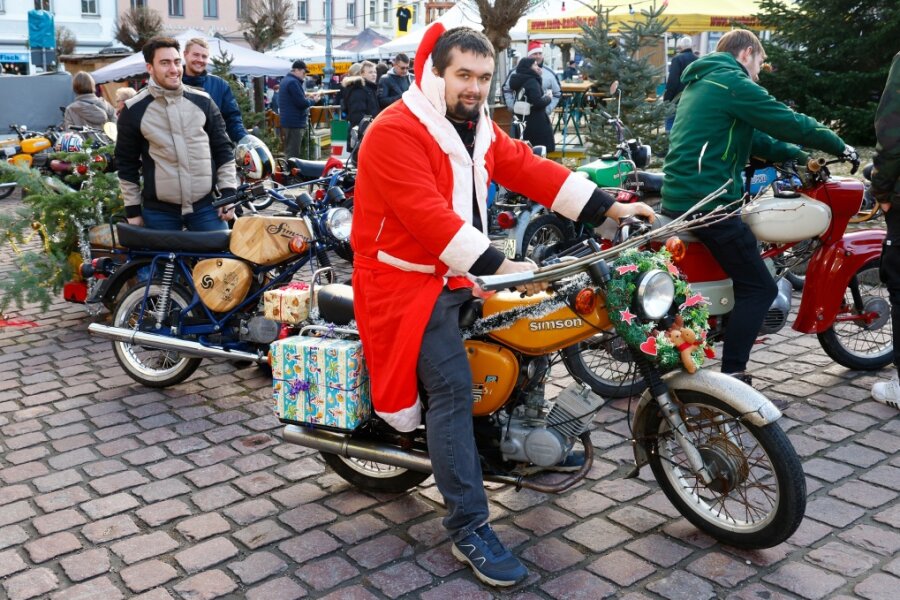 Moped-Vielfalt beim Zweitakt-Lichteln in Waldenburg - Florian Nitschke war als Weihnachtsmann mit der Simson, Baujahr 1982, im Originalzustand beim Zweitakt-Lichteln.
