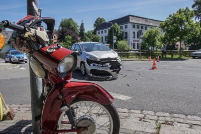 Mopedfahrer bei Kollision verletzt - 