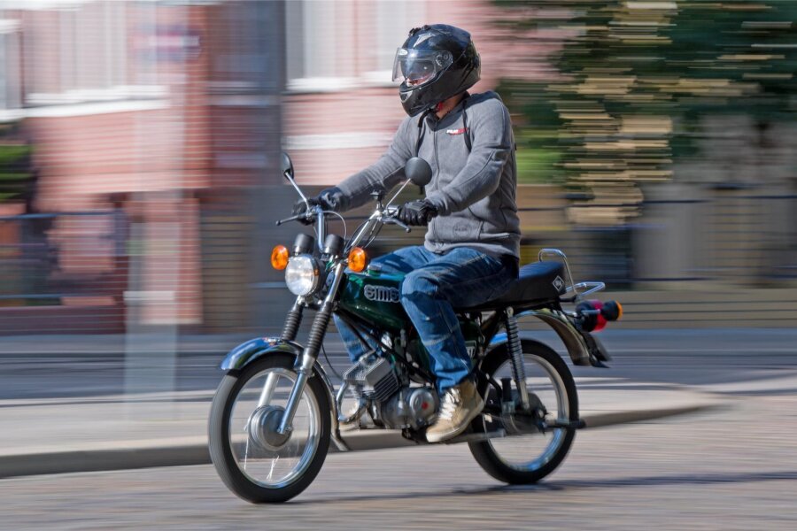 Mopedfahrer fährt nach Ausweichmanöver in Waldsachsen gegen Hauswand - Ein Mopedfahrer musste am Mittwoch in Meerane eigenen Angaben zufolge einem Auto ausweichen.