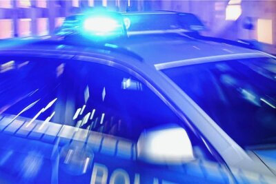 Mopedfahrer flüchtet und fährt in Hohndorf gegen ein Polizeiauto - Das Moped prallte frontal gegen ein Polizeiwagen. 