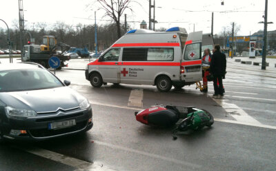 Mopedfahrer nach Kollision mit Citroen verletzt - 