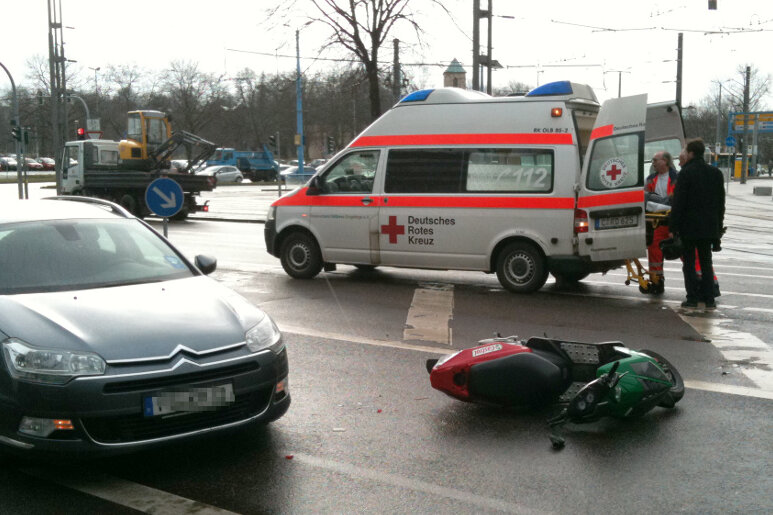 Mopedfahrer nach Kollision mit Citroen verletzt - 