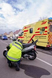 Mopedfahrer nach Kollision mit Lkw schwer verletzt - 