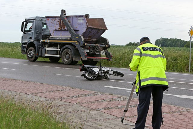 Mopedfahrer stirbt bei schwerem Verkehrsunfall - Der Unfall zwischen dem Mopedfahrer und dem Lkw ereignete sich auf der S 288.