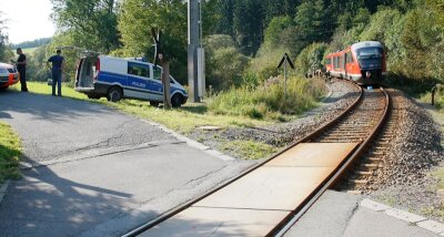  Eine Mopedfahrerin ist am Montagnachmittag bei einer Kollision mit der Erzgebirgsbahn in Kemtau (Erzgebirgskreis) ums Leben gekommen. 