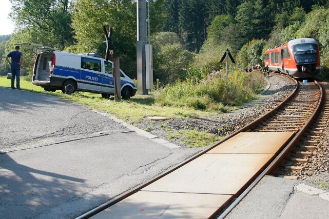  Eine Mopedfahrerin ist am Montagnachmittag bei einer Kollision mit der Erzgebirgsbahn in Kemtau (Erzgebirgskreis) ums Leben gekommen. 