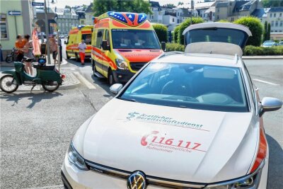 Mopedfahrerin bei Unfall schwer verletzt - Der Ärztliche Bereitschaftsdienst musste in Lengenfeld nach einem Unfall mehrere Personen behandeln.