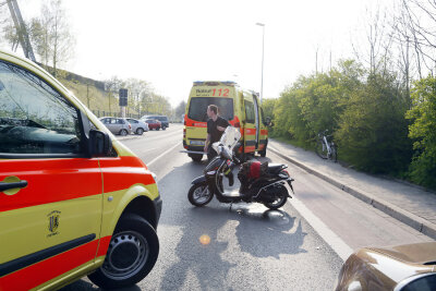Mopedfahrerin und Fußgänger bei Unfall schwer verletzt - 
