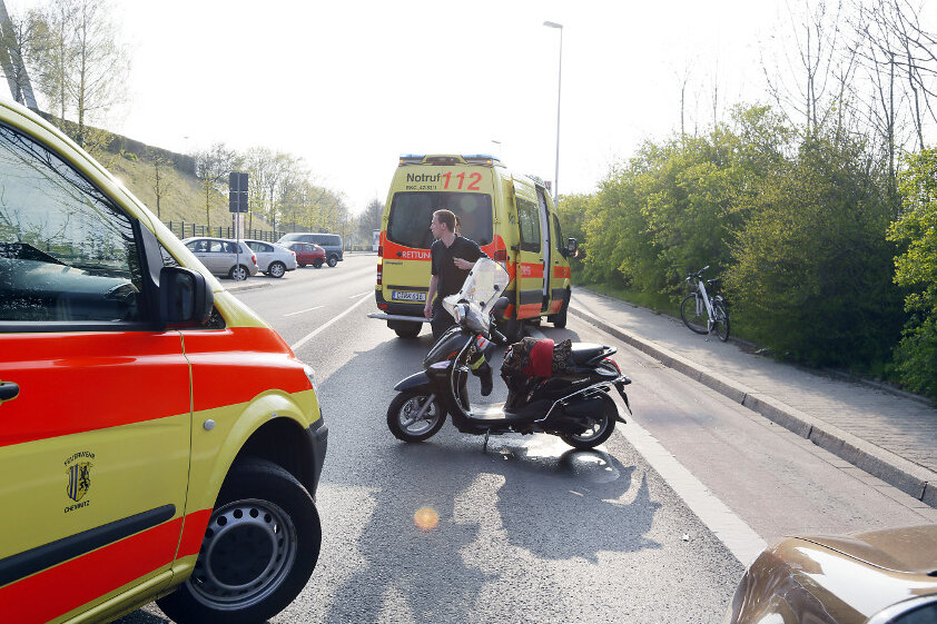 Mopedfahrerin und Fußgänger bei Unfall schwer verletzt - 