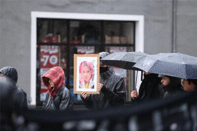 Mord an Afghanin: Demonstranten erinnern bei Kundgebung in Zwickau an getötete Mutter - Vor einem Jahr wurde die junge Mutter Nadera G. in Crimmitschau erstochen. Am Sonntag erinnerten rund 70 Zwickauer an sie.