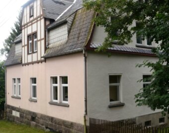 Mord in Auerbach-Mühlgrün: Tatverdächtigter ist wieder frei -  Dieses Haus an der Falkensteiner Straße in Mühlgrün war im Juli Tatort eines blutigen Verbrechens: Der 72-jährige Hausbesitzer wurde mit mehreren Messerstichen ermordet. 