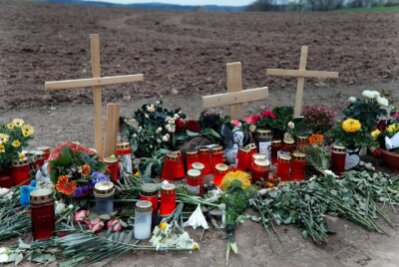 Mord in Breitenau: Tatverdächtiger in Untersuchungshaft - Blumen auf dem Feld, wo der 38-Jährige gefunden wurde.