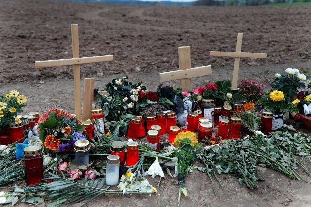 Mord in Breitenau: Tatverdächtiger in Untersuchungshaft - Blumen auf dem Feld, wo der 38-Jährige gefunden wurde.