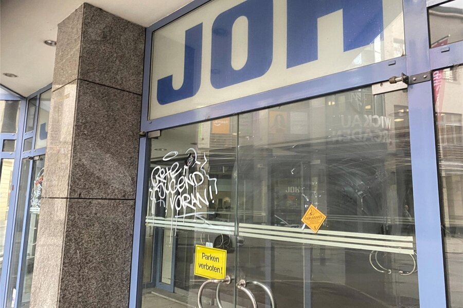 Mordaufruf an Zwickauer Kaufhaus Joh geschmiert: Eigentümer lässt alle Parolen abwischen - Schmierereien am Kaufhaus Joh – jetzt hat der Eigentümer alle Sprüche abwischen lassen.