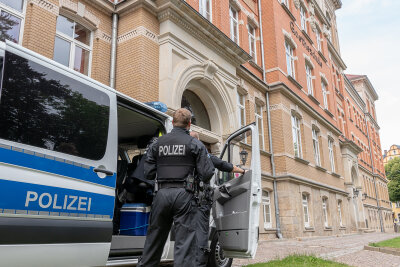 Morddrohungen am Gymnasium Auerbach: Zwei Festnahmen - Bisher sind 100 Einsatzkräfte im Fall der Morddrohungen gegen Lehrer des Gymnasiums Auerbach involviert.