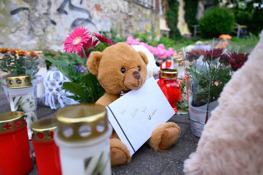 Mordfall Valeriia: 36-Jähriger in Prag festgenommen - Ein Brief mit der Aufschrift "In Liebe für Valeriia", Teddybären, Blumen und Kerzen sind in der Nähe der Wohnung des getöteten Mädchens auf dem Fußweg abgelegt.