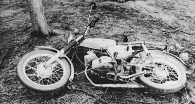 Mordfall von 1987: Eine neue DNA-Spur bringt den Durchbruch - Heike Wunderlich - Das Moped S 51 von Heike Wunderlich, wie es die Polizei am 10. April 1987 am Tatort fand.