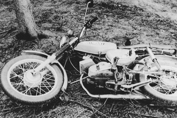 Mordfall von 1987: Eine neue DNA-Spur bringt den Durchbruch - Heike Wunderlich - Das Moped S 51 von Heike Wunderlich, wie es die Polizei am 10. April 1987 am Tatort fand.