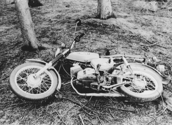  So fand zunächst ein Passant und wenig später die Polizei das Moped am 10. April 1987 in einem Wald nahe der Voigtsgrüner Straße. 