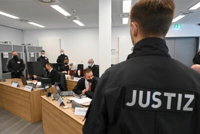 Mordprozess in Zwickau unter erhöhten Sicherheitsvorkehrungen - Die sächsische Justiz hat in den vergangenen Jahren Millionen in die Sicherheit gesteckt. Das Foto stammt von einem Prozess 2022 in Dresden.