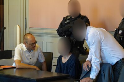 Mordprozess von Zwickau: Zehnjähriger Sohn hegt Rachegedanken gegen Vater - Auf der Anklagebank. Links neben dem Angeklagten Strafverteidiger Björn Scheibe.